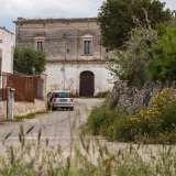 Lasciamo il sontuoso immobile e, tornando indietro imbocchiamo strada Caratore del Carmine, viuzza che dopo qualche decina di metri ci porta davanti al prospetto grigio e bianco di masseria del Seminario